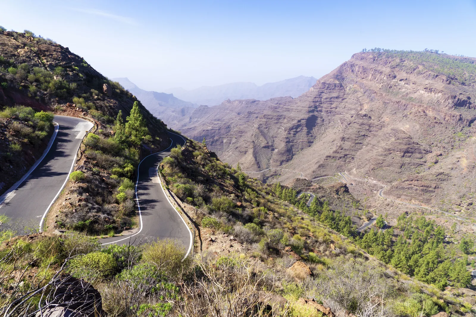 Tornanti su una strada che attraversa una valle di montagna