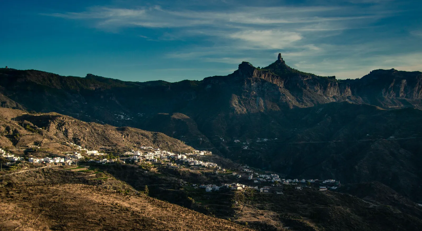 Der Roque Nublo am Horizont über einem Bergtal