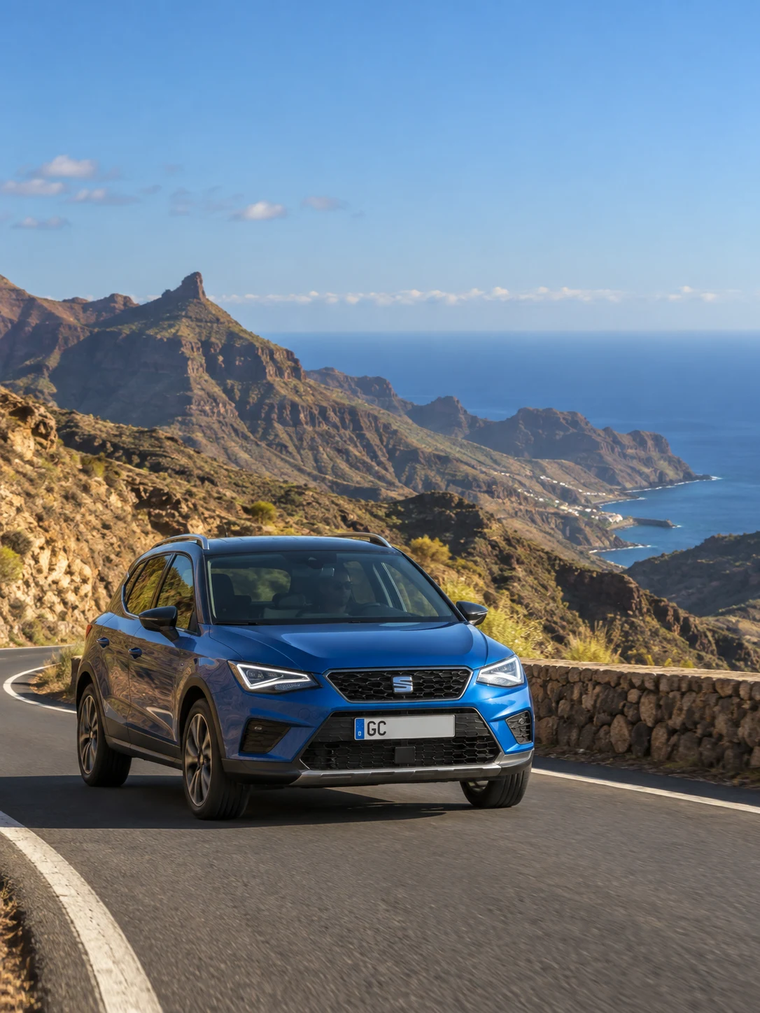 Ein blauer Crossover auf einer Bergstraße
