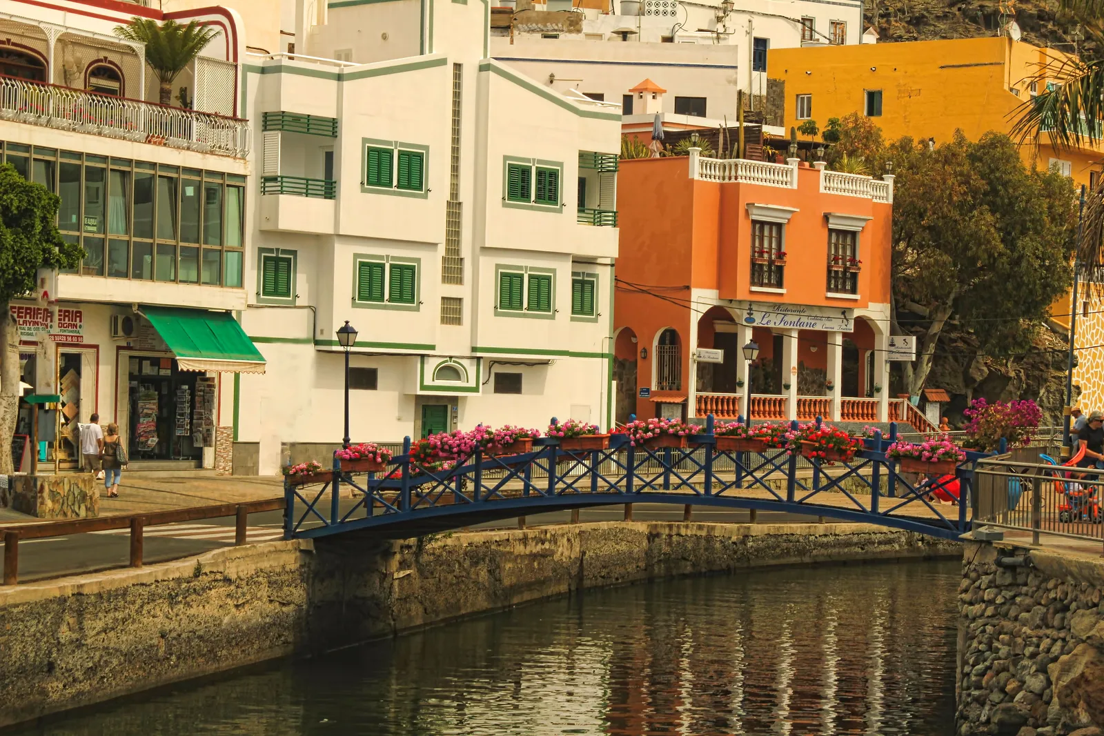 Une passerelle fleurie au-dessus d'un canal à Puerto de Mogán